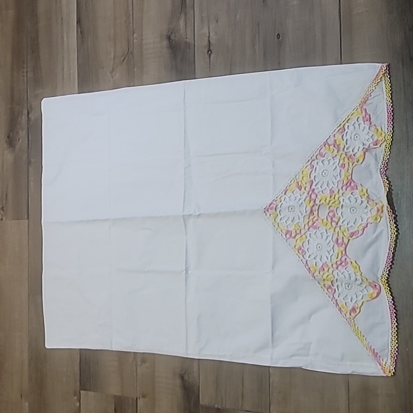 Vintage handmade white pillowcases with white yellow pink doilies tatting added - Picture 7 of 11